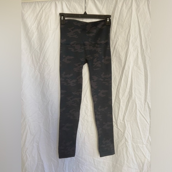 Spanx Look at Me Now Camo Seamless Leggings Size Medium NEW - Picture 8 of 13